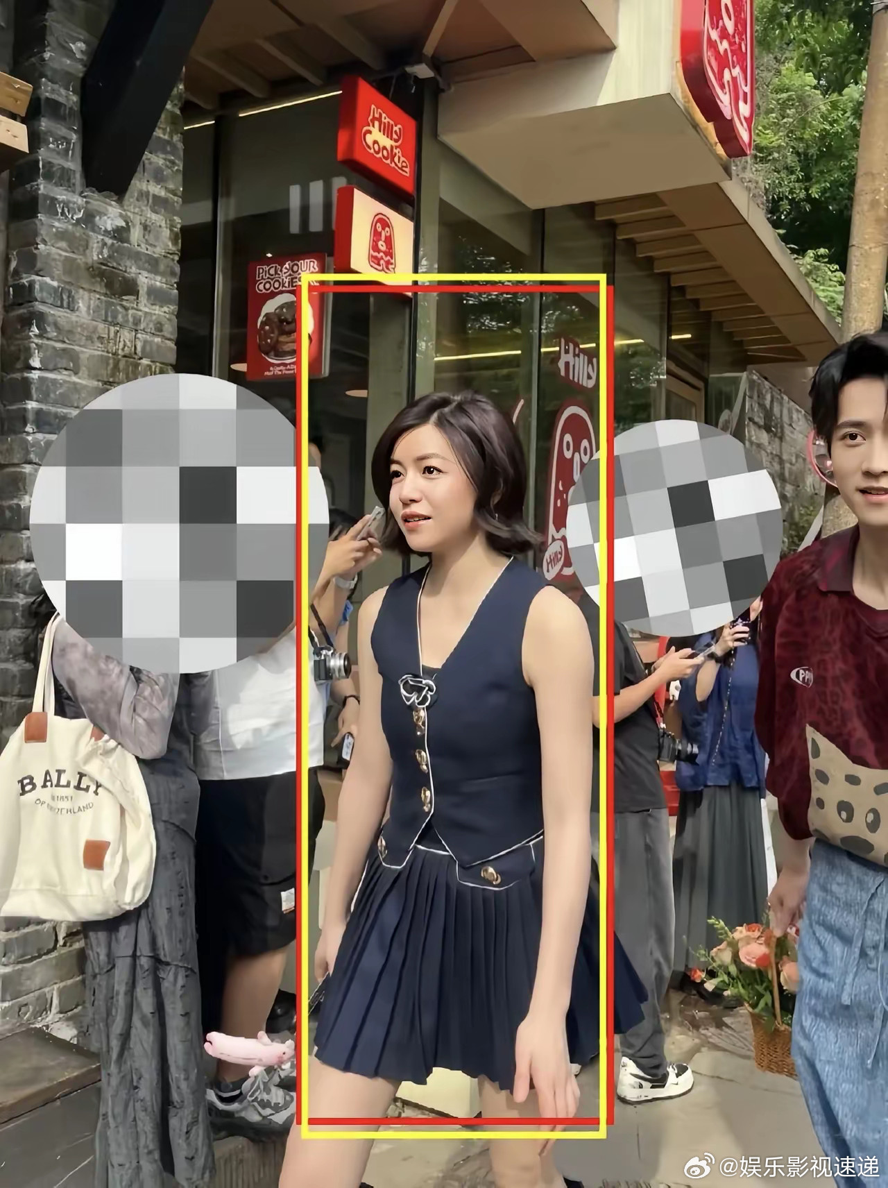 陈晓估计晚上翻来覆去睡不着，他怎么也想不通，陈妍希离婚后，怎么会变得状态越来越好