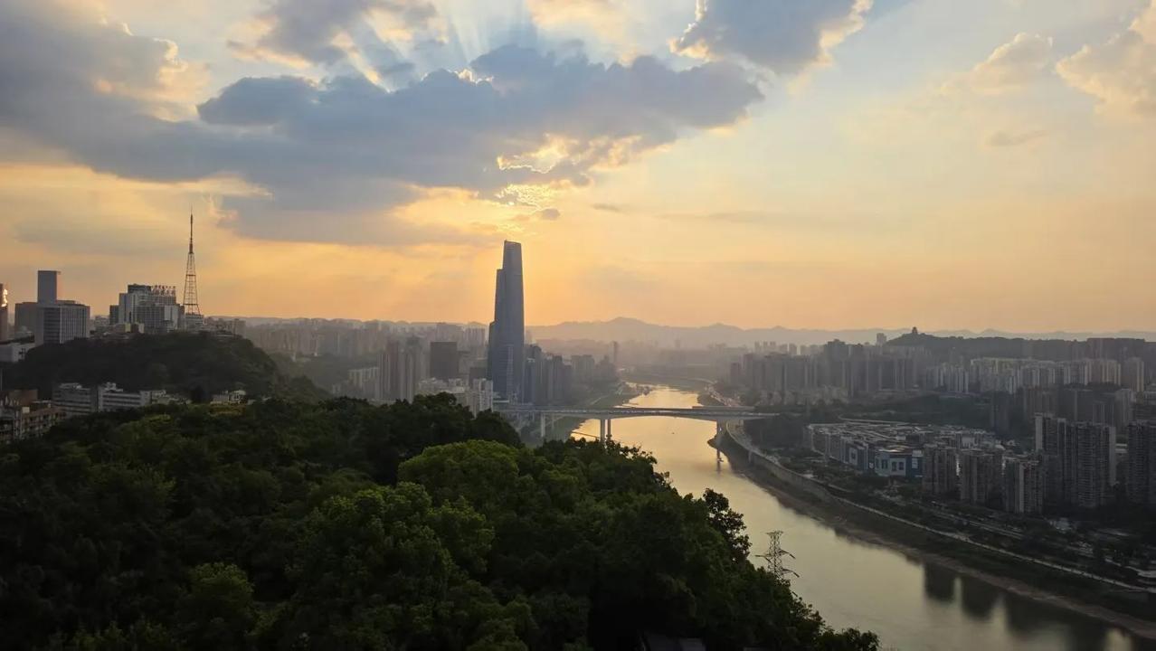 骊山旅友快乐行、重庆鹅岭公园：重庆鹅岭公园是俯瞰山城江景的绝佳去处。在此