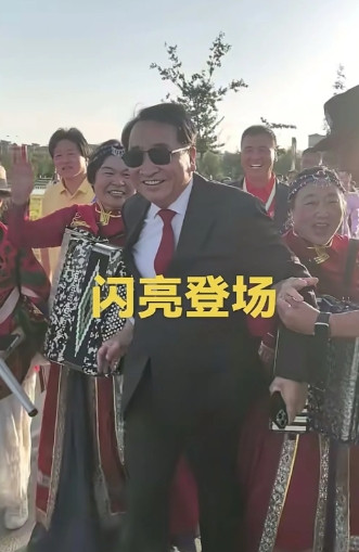 相声演员姜昆太潇洒了。少见的打扮，他戴墨镜，穿西装打红领带，有说有笑的走在人