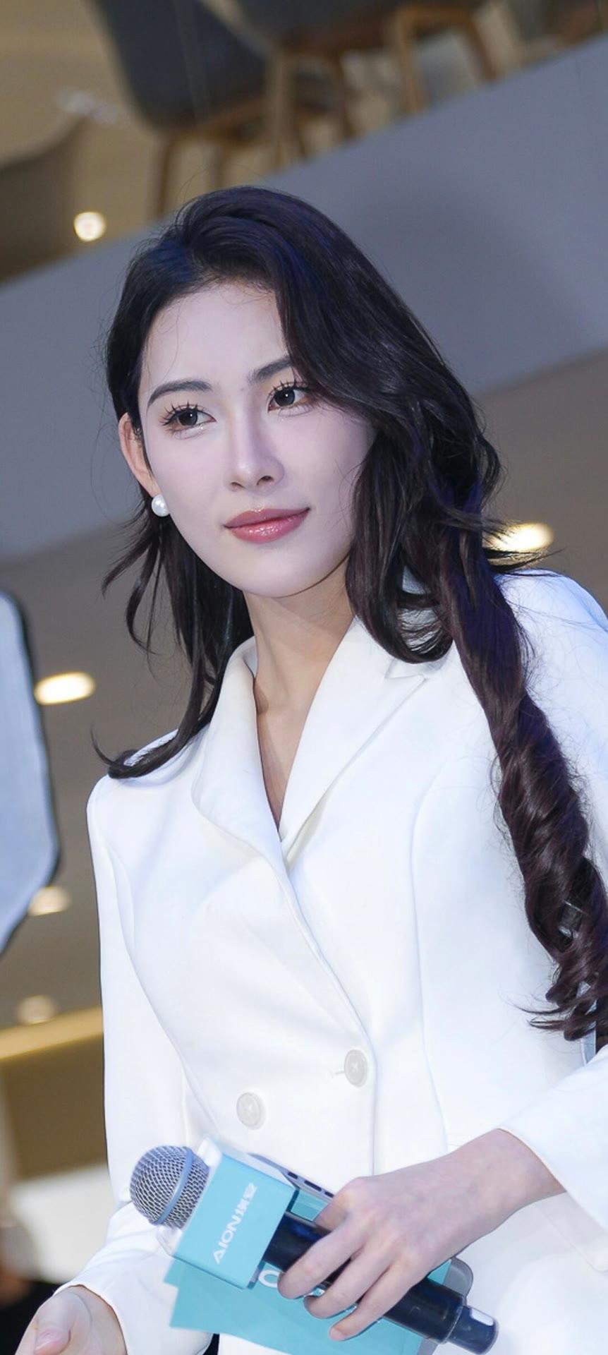 优雅白西装，自信女神范！💃✨职场女性怎样穿搭提升自己的时尚度白色西装穿搭西