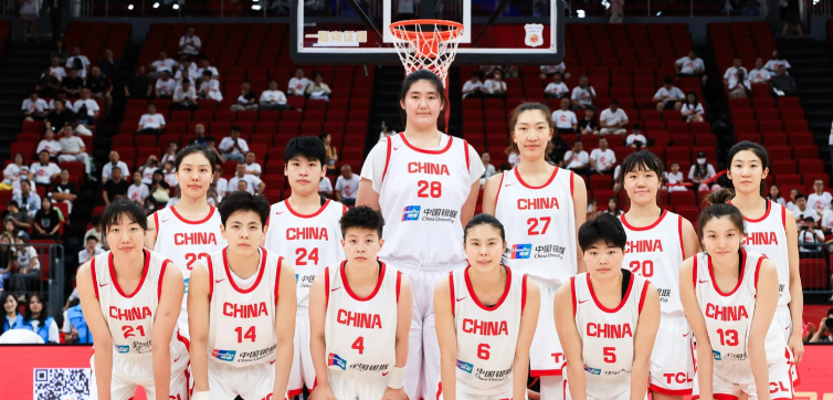 中国女篮主力中锋李月汝和教练宫鲁鸣的“回国集训拉锯战”最近被推上风口浪尖，宫指导