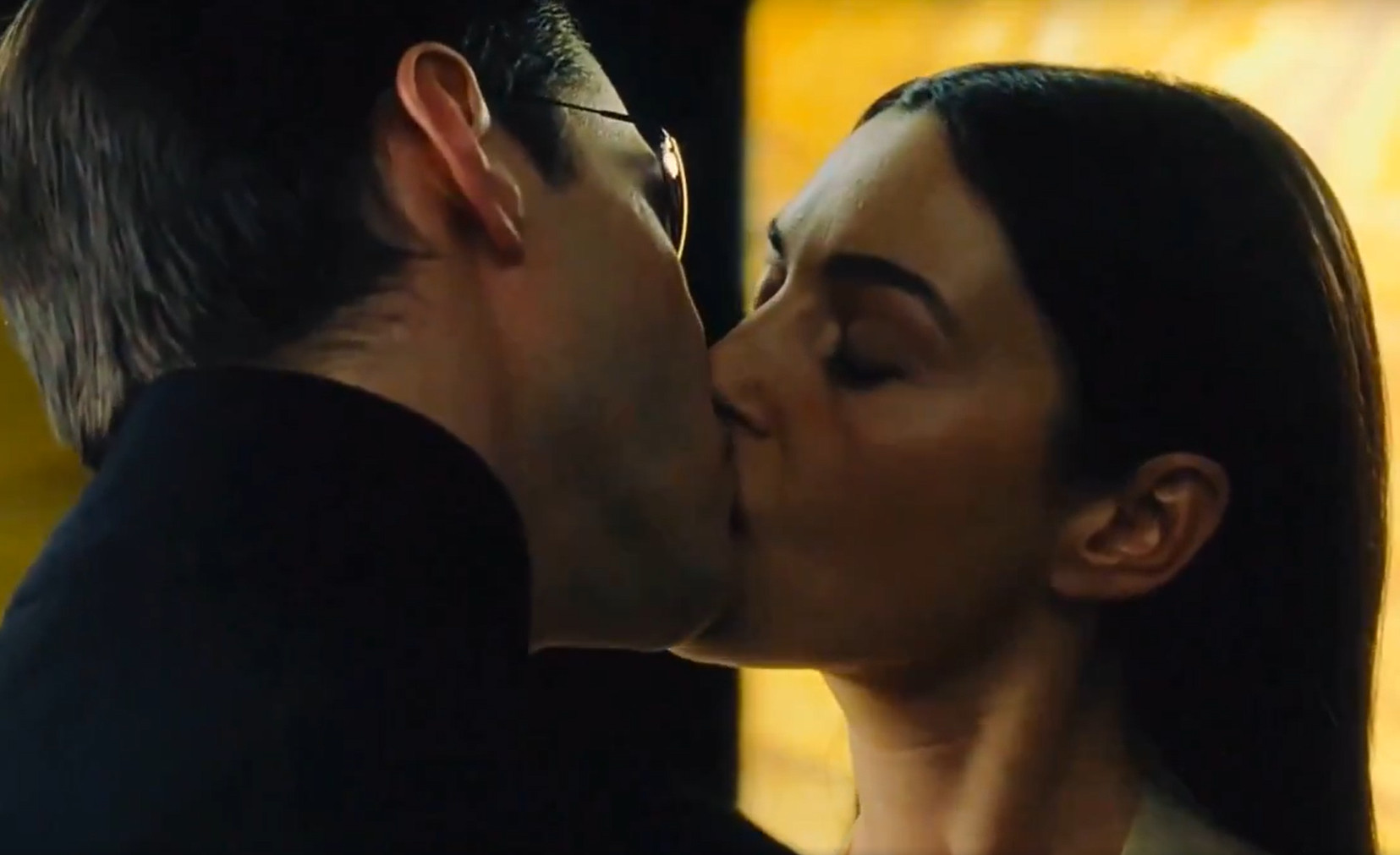 莫妮卡·贝鲁奇说，她在《黑客帝国2：重装上阵》（2003）里与基努·里维斯的吻戏