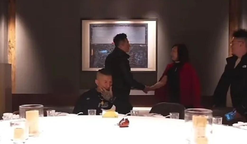 馆长说自己是粗人,这次终于见识了。馆长确实不太会与人交际,与汪小菲一起吃饭,