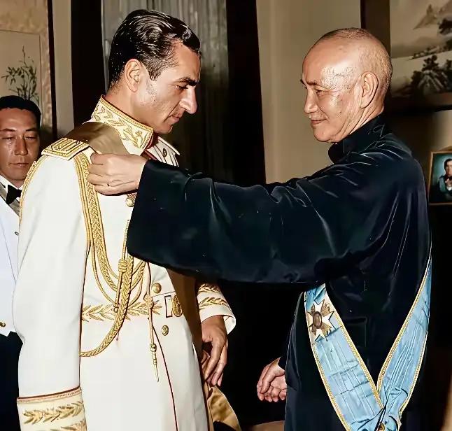 1958年5月，39岁的伊朗国王巴列维访问台湾，蒋介石向伊朗王颁发采玉大勋章。