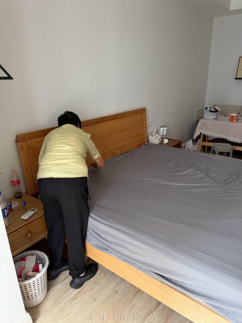 我在重庆定的是家民宿，超级便宜，73块钱一晚上，不过条件还不错，空调冰箱什么的该