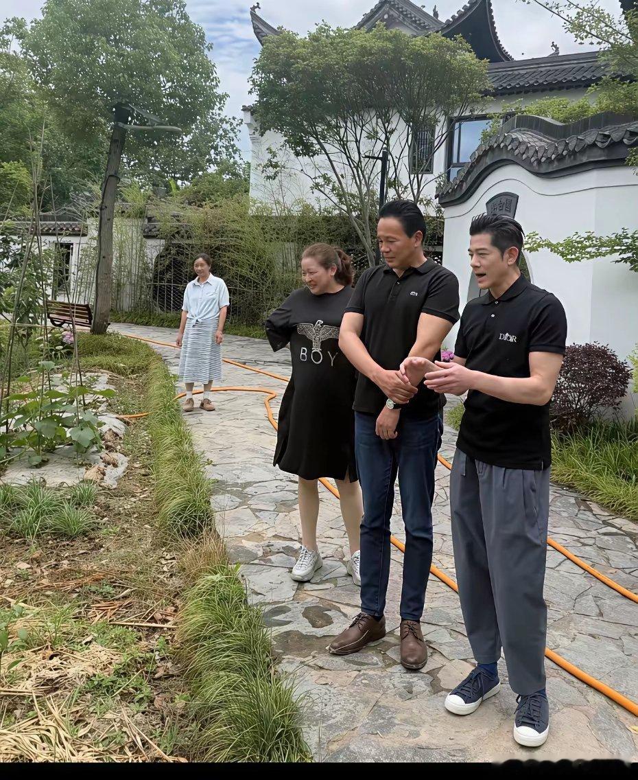 方媛家境也很不错，她的舅舅是开民宿的，家里的房子很大，装修都是中式风格...