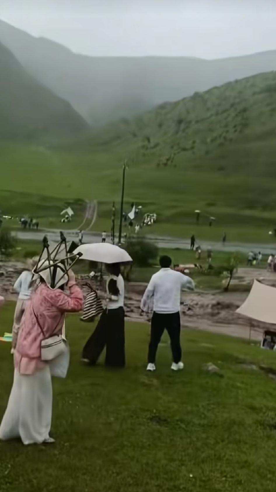 甘肃渭源双石门景区，7月26日下午1点40分左右，上游山区短时强降雨，山洪裹着泥