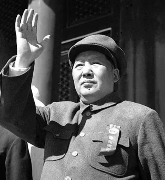 毛主席秘书隐藏身份秘密做11年护士，建国后接到通知：前往中南海。1950