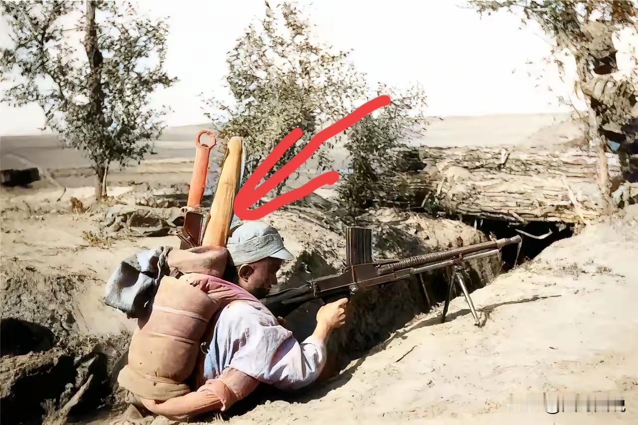 抗战时期，一名八路军机枪手的真实装备，除了背包以外，竟然还配备了大刀。大家知道