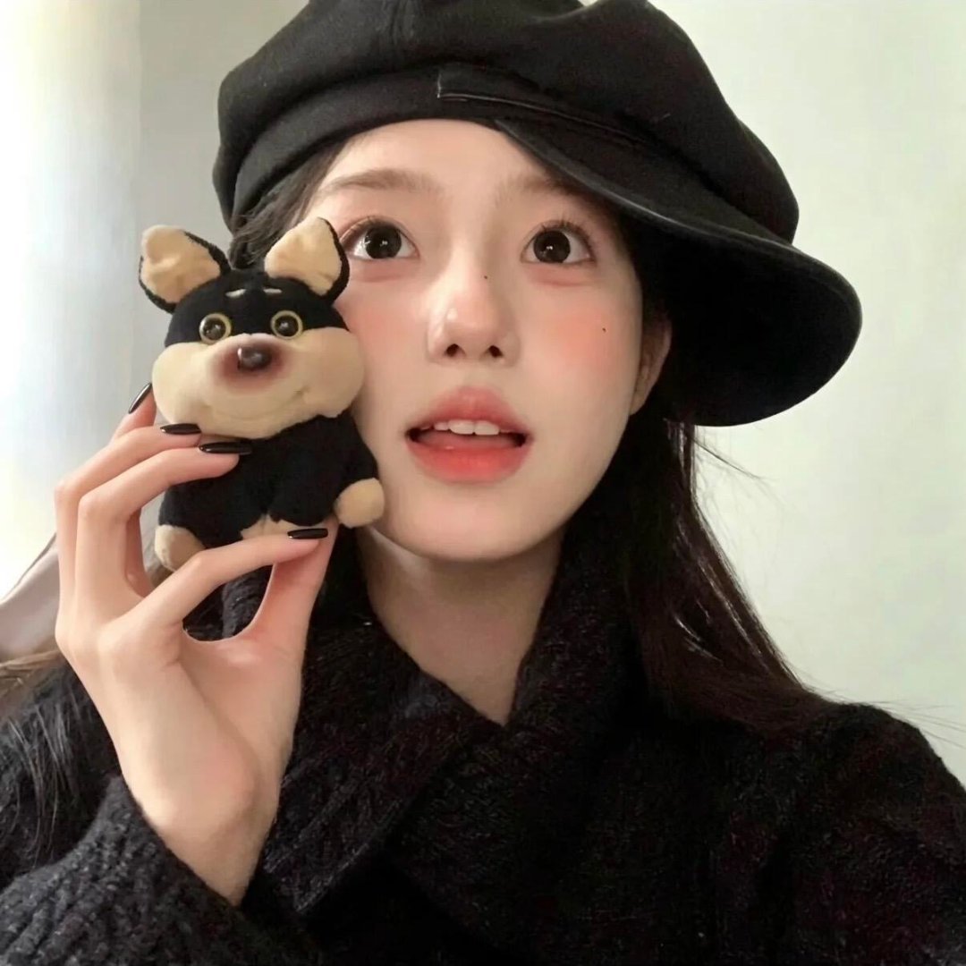 𝙒𝙚𝘾𝙝𝙖𝙩/一组简约高级的女生头像万物皆有裂痕，那是光照进来的
