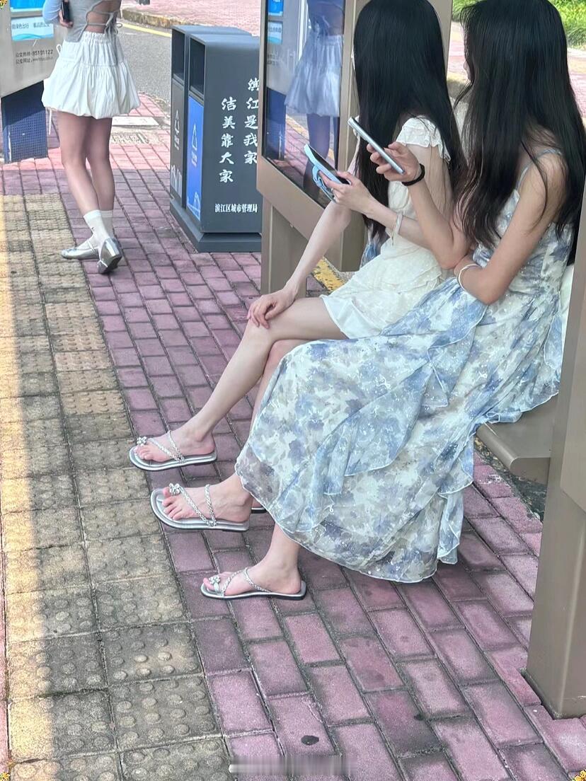 我滴妈！同样是凉拖，差别也太大了吧我和闺蜜差别咋那么大！到底差在哪了呀我也说不来