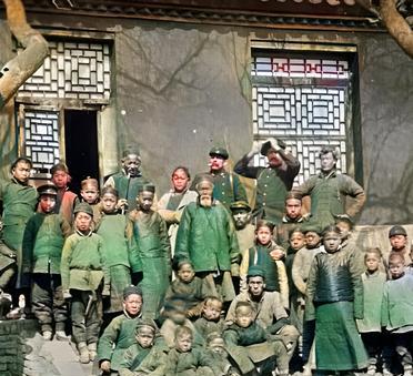 1900年，驻守天津的法国士兵与当地的老百姓在一起。从着装打扮方面看，这些老百姓