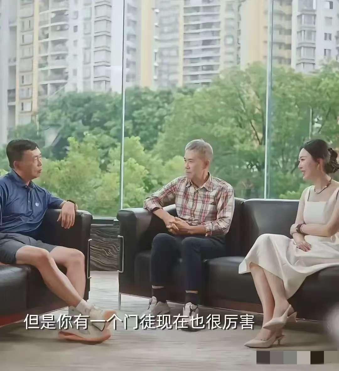 王石在段永平面前，明显没有了自信。段永平一件商务polo衫，短裤，运动鞋，一副