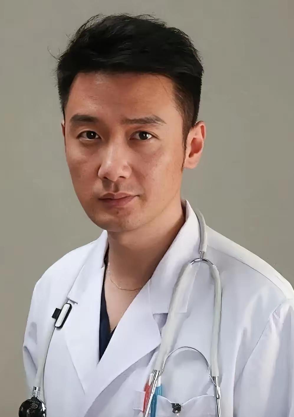长得那么帅怎么就红不起来。他应该算得上是主而优则演的代表人物了。他来演电视电影之