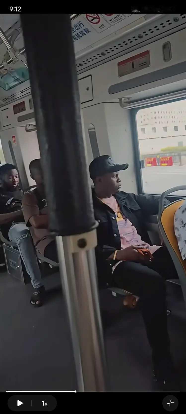 怪事！南方大都市的公交车，车上都是非洲人。本地人没人敢坐了？记得以前挤公交