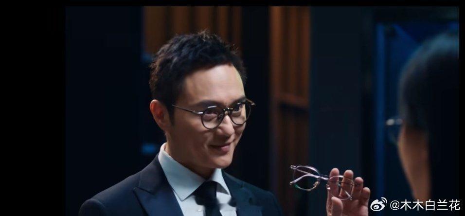 张智霖晒郭富城送的生日礼物，8月27日晚，张智霖在社交平台晒出合照，公开郭富城送给自己的生日礼物。张