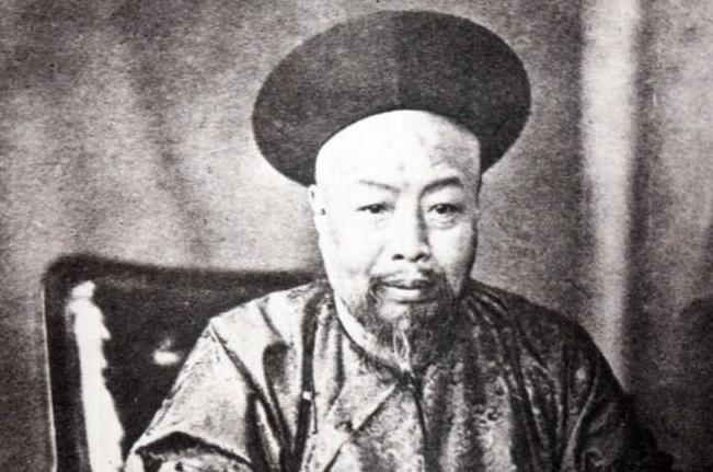1858年，大清总督叶名琛被英军俘虏，送到印度，关进玻璃房，围观的人笑他像只猴，