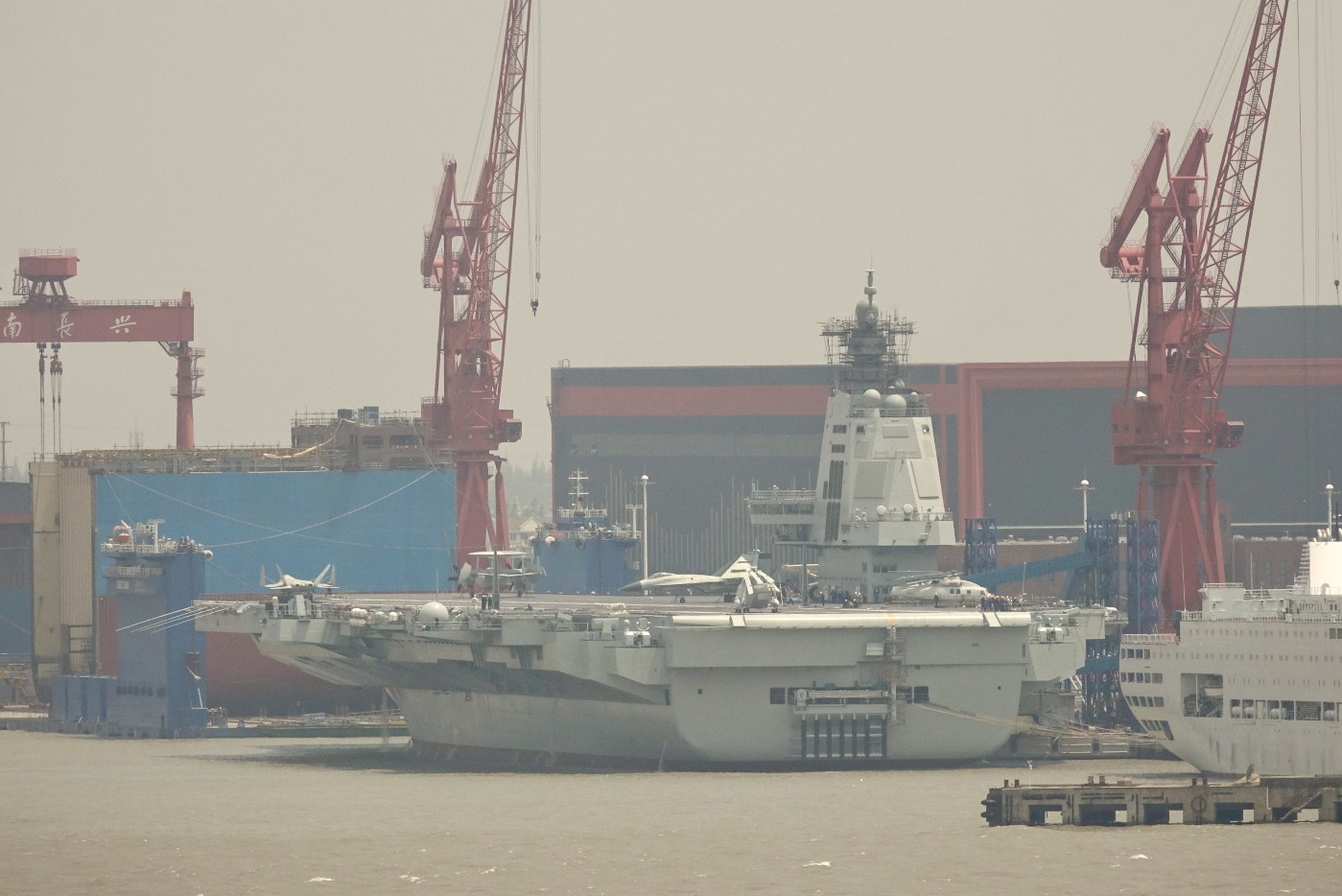 【福建舰的舰岛快清洗完毕了，6月17号会举行入列仪式吗？】网上的图片显示，福建舰