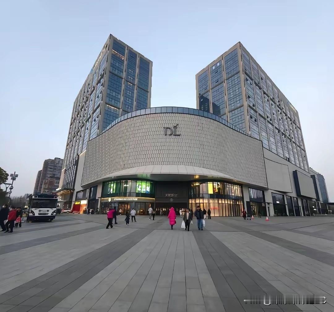 丹尼斯这回怕是真急眼了，一听胖东来要进郑州的风声，高管居然直接跑去市里大院“哭诉