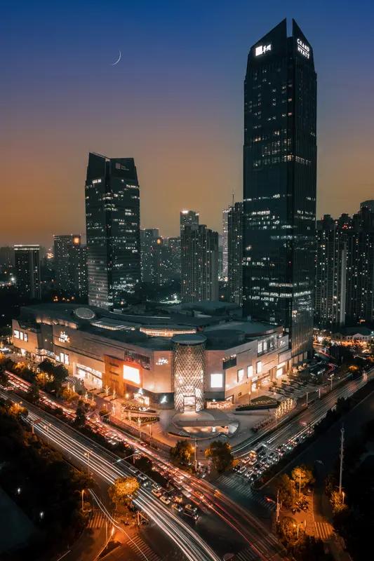 合肥豪宅市场最近有点魔幻。像政务区的伟星T10，6万+/㎡的高价，验资500万看