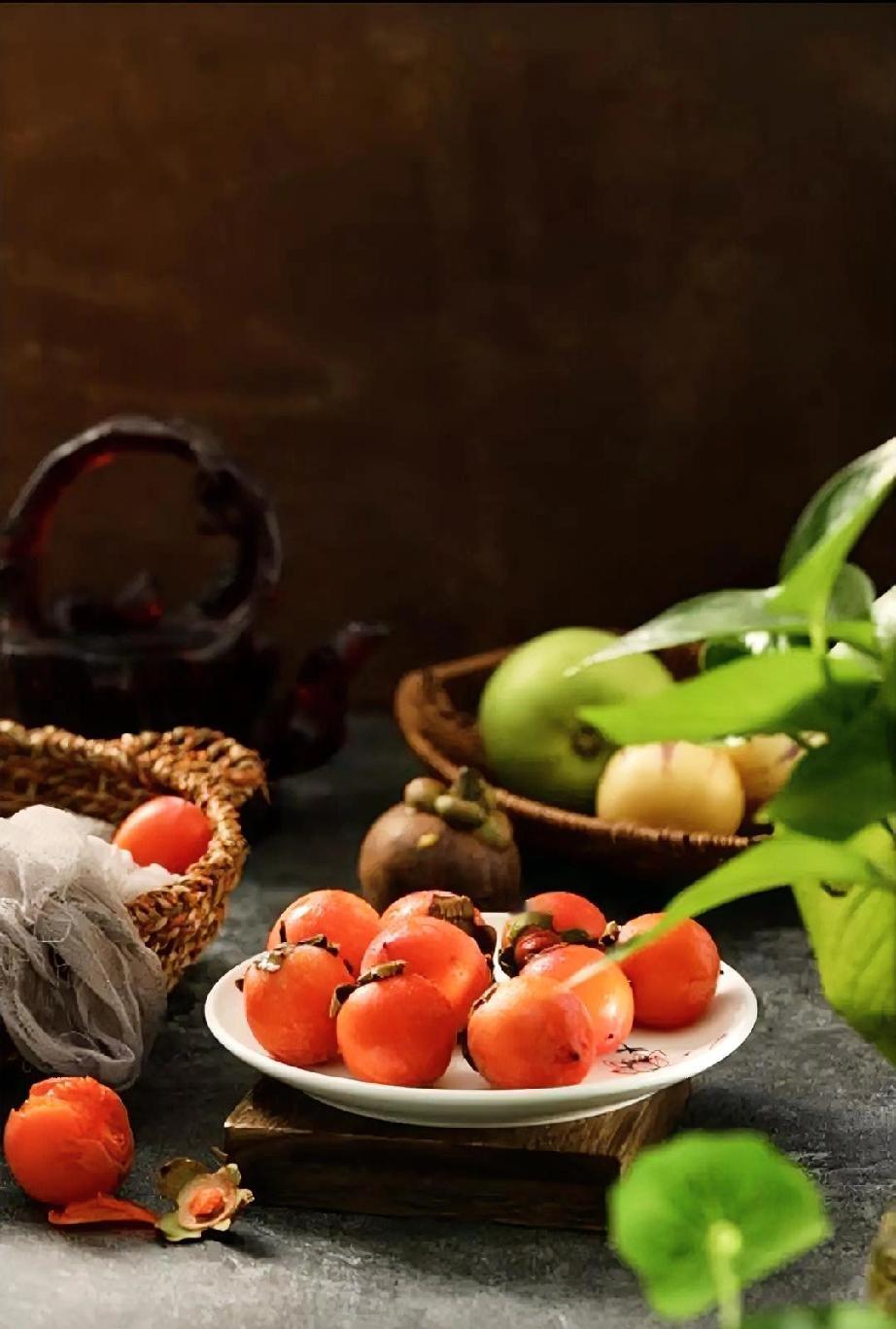 今年九月份去了一趟烟台坐动车时，我买的是靠车窗的票。我右边坐着娘俩，小女孩大概