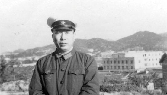 他曾是海军有潜力的干部，40岁成正军职，42岁止步，离休改正师职“1987年5