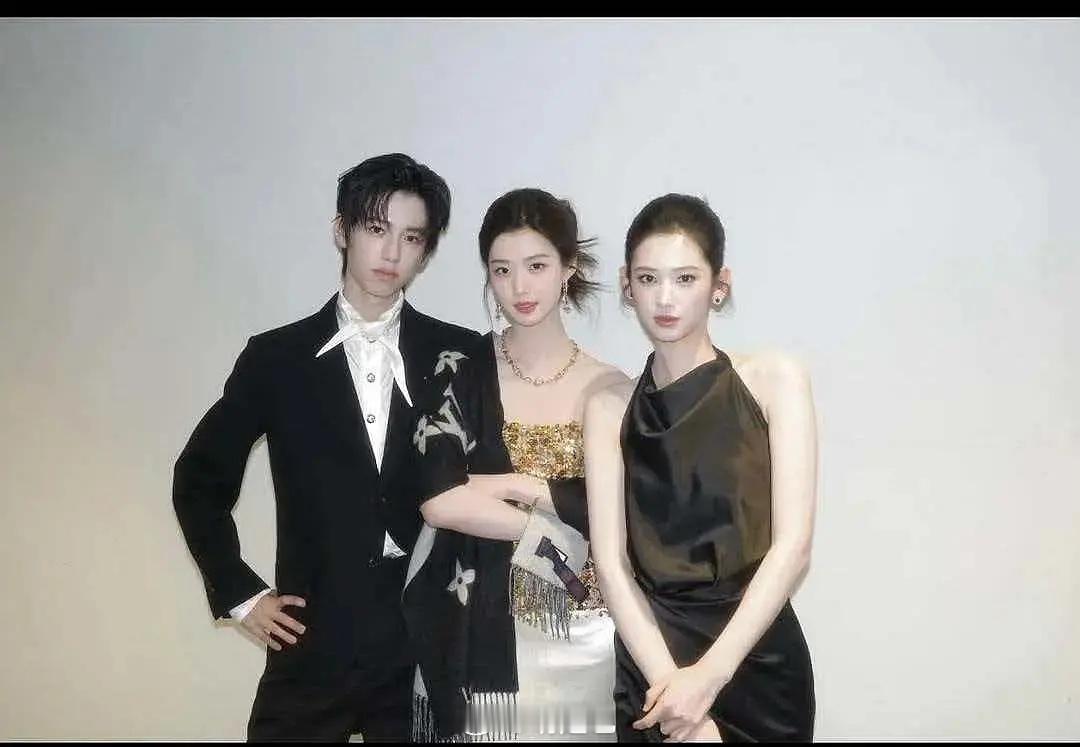 众星放弃卢昱晓全力捧鹤秋的原因是啥呢？直观感受一下​​​