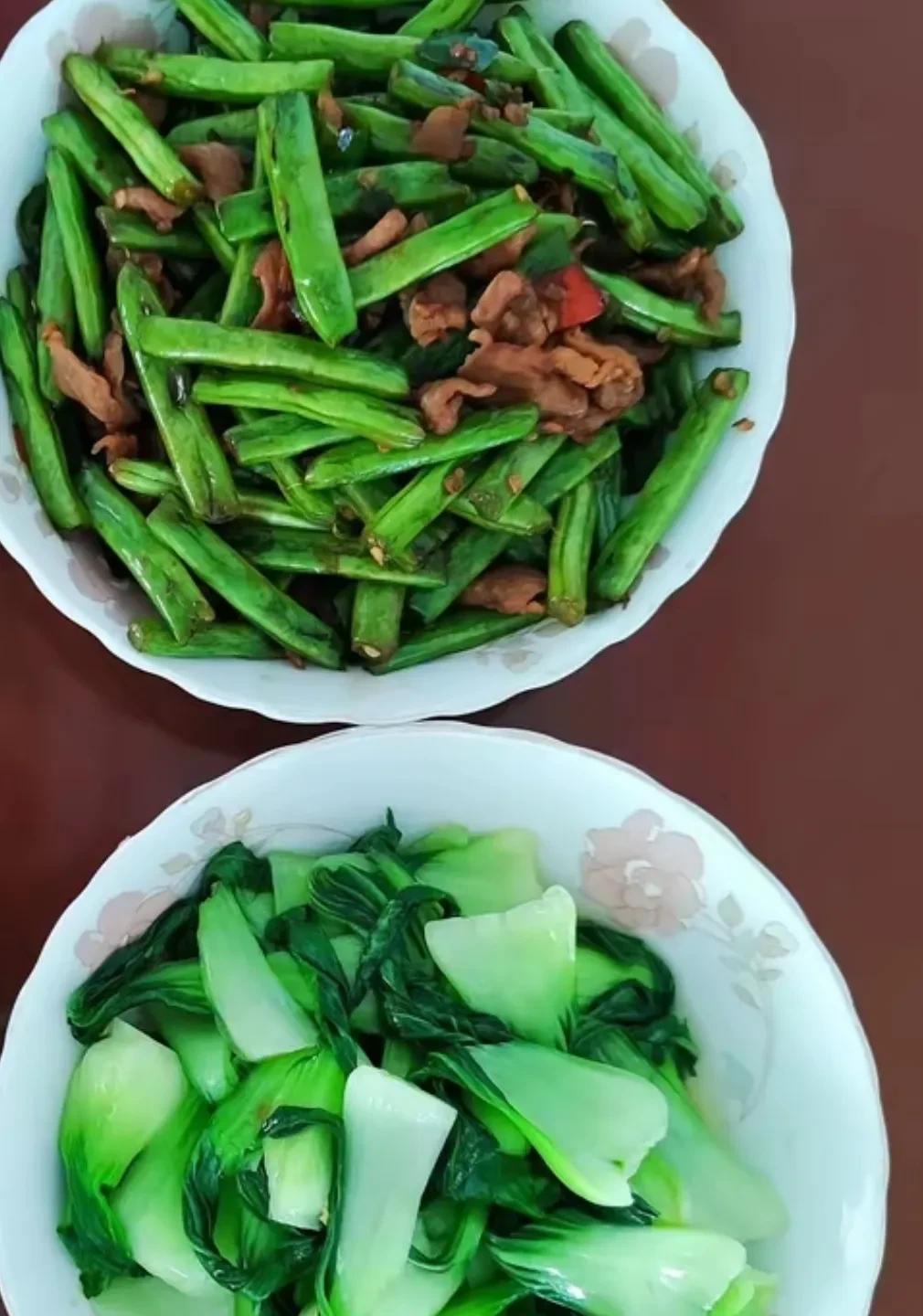 开饭啦！这就是我一个保安的晚餐。这算不算一荤一素啊？我觉得这就是两个素菜，因为就