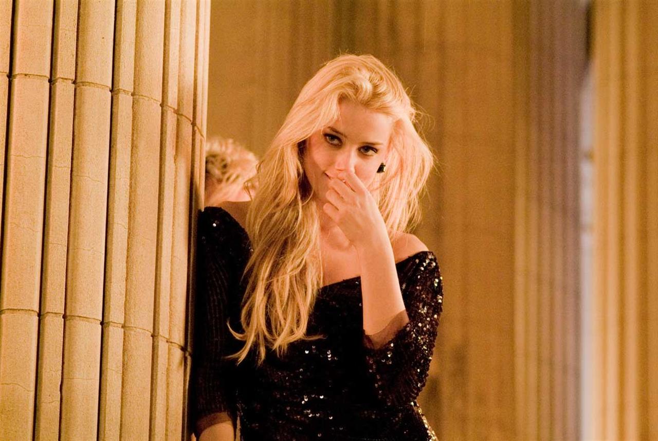 她是欧美最性感的女星有着一张被称为“世界最美的脸”安珀·赫德那“黄金比例”的