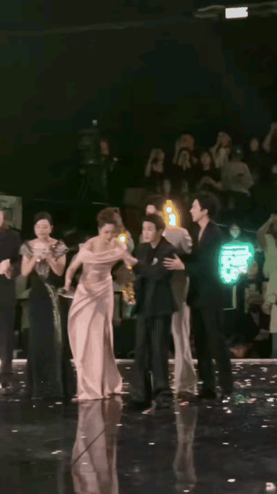 天呐，这是檀健次吗？刘宇宁为什么推他，还把他推到边上，这样礼貌吗？