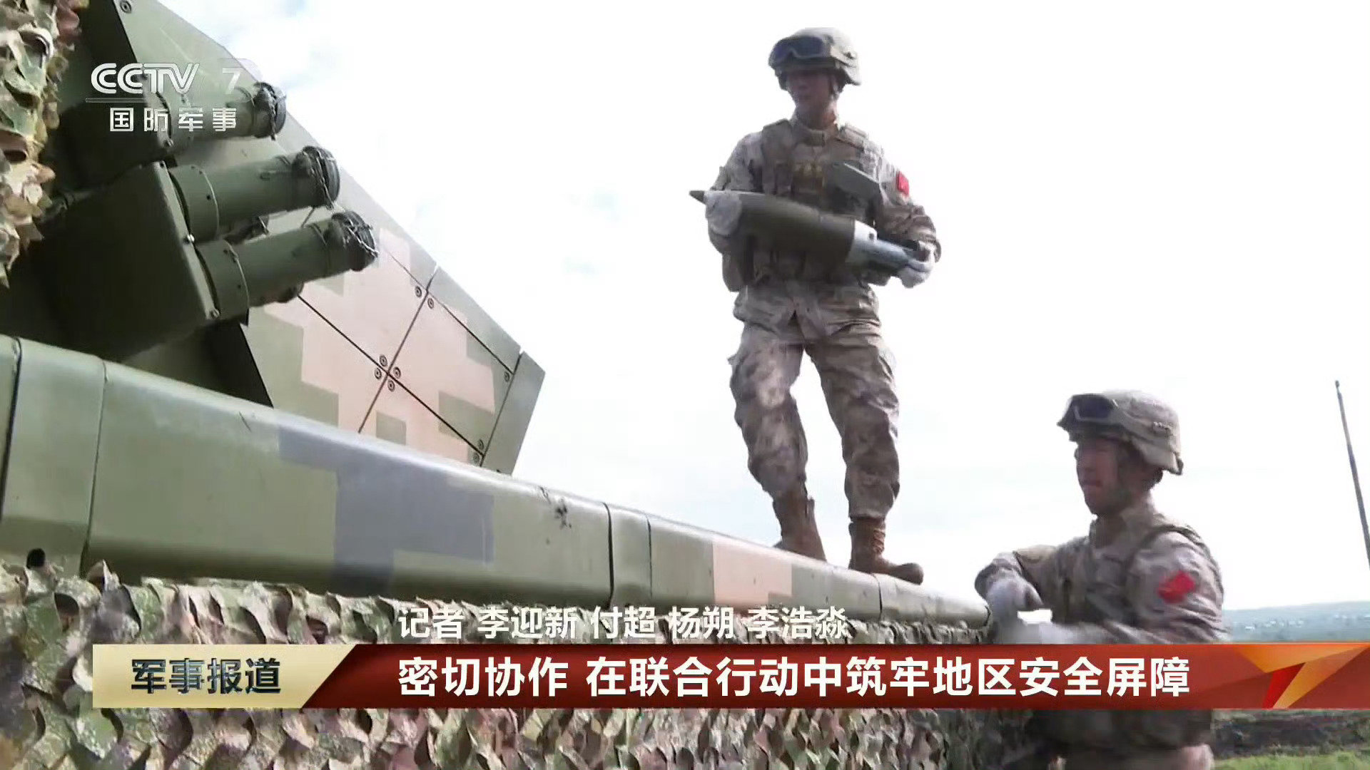 现在坦克部队的乘员装具，已经与步兵完全一样了吗？例如坦克部队特有的坦克帽和大皮靴，似乎都可以不用了。