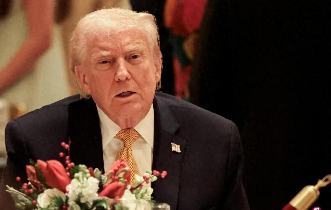 三年前还被西方媒体捧上天的乌克兰总统泽连斯基，现在得乖乖飞到华盛顿等着特朗普点头