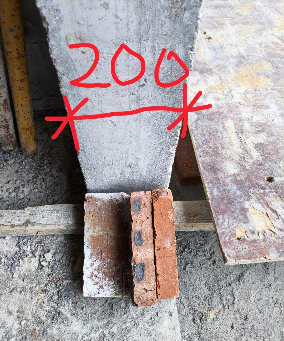 40年砌墙老师傅拍视频吐槽，包工头非让他把160毫米的墙砌成200毫米，说按老标