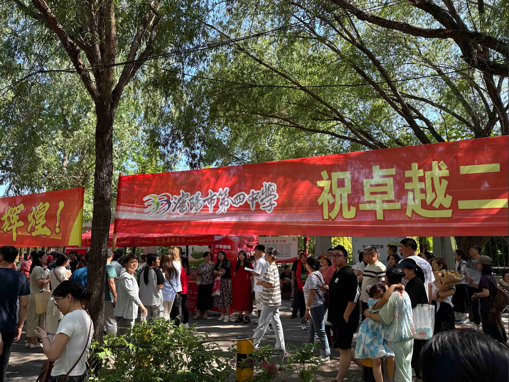 刚刚和陪考语文老师交流了一下，今年的语文卷很难，题量大，但作文题目简单，不过也属