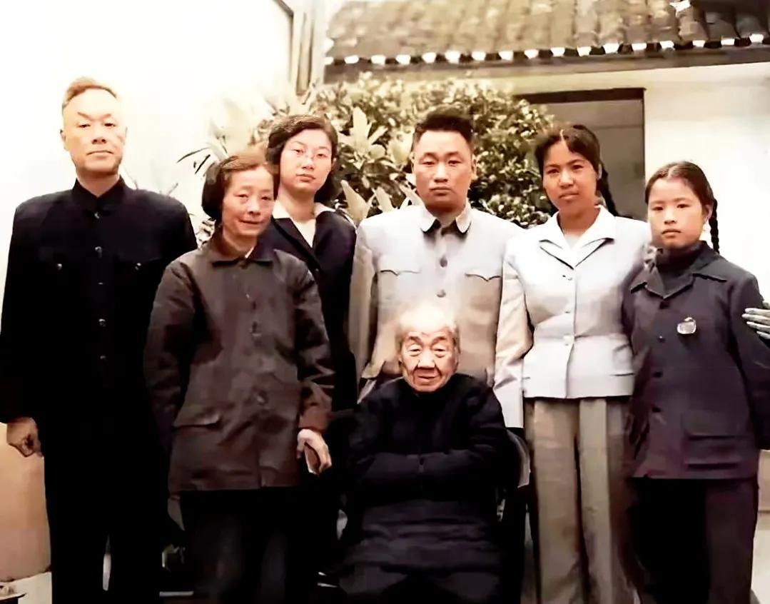 杨开慧的母亲向振熙老人一生经历了清末、民国和新中国三个时代，她关爱了毛泽东和毛岸