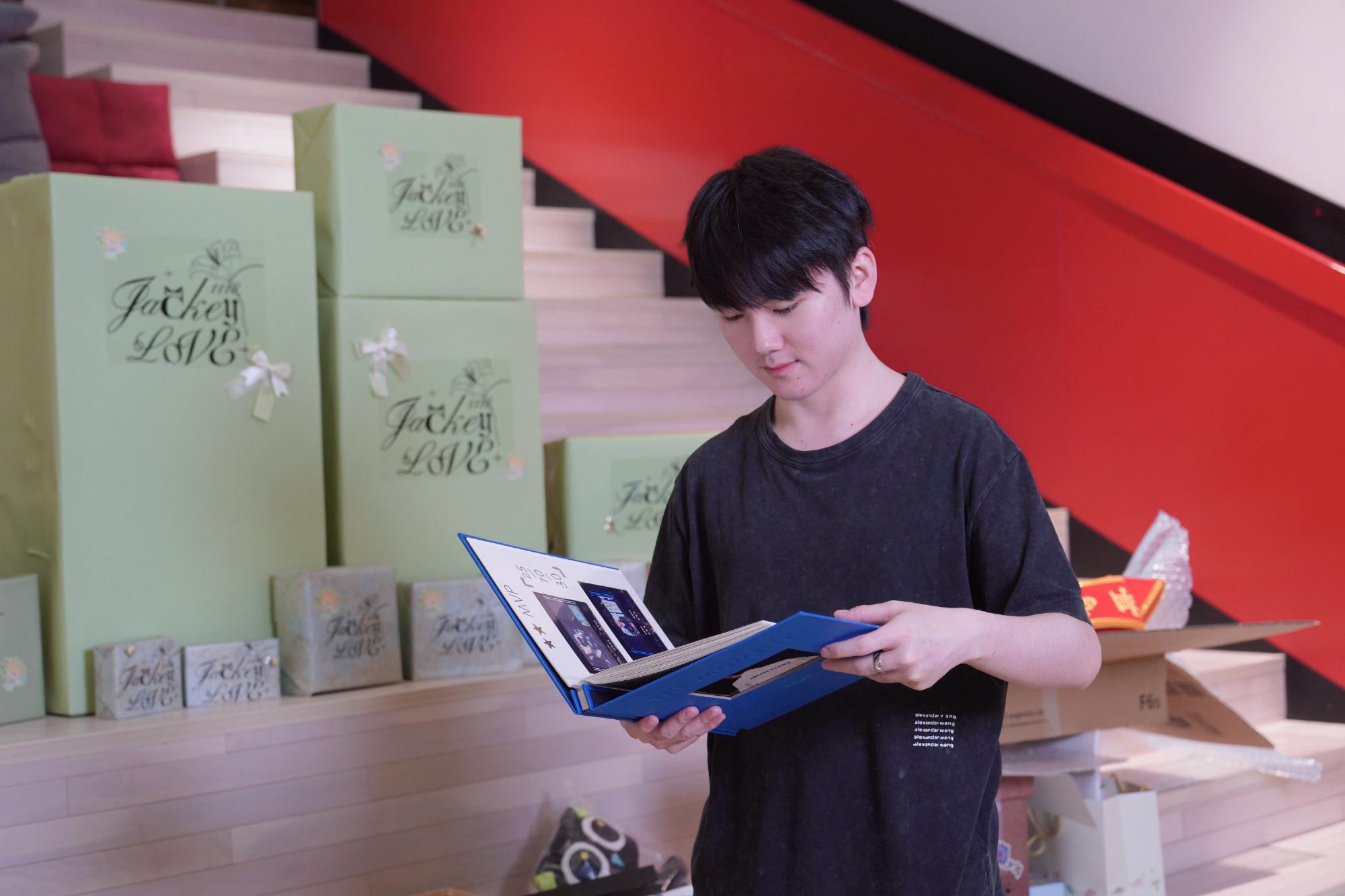 TES官媒晒JackeyLove生日返图: 祝福寿星迈向灿烂的新岁