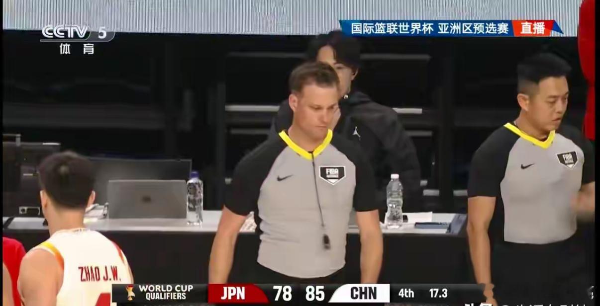 最后一分钟，裁判当主角。给中国教练一个技术犯规，日本队罚篮；在一个正常防守下，给