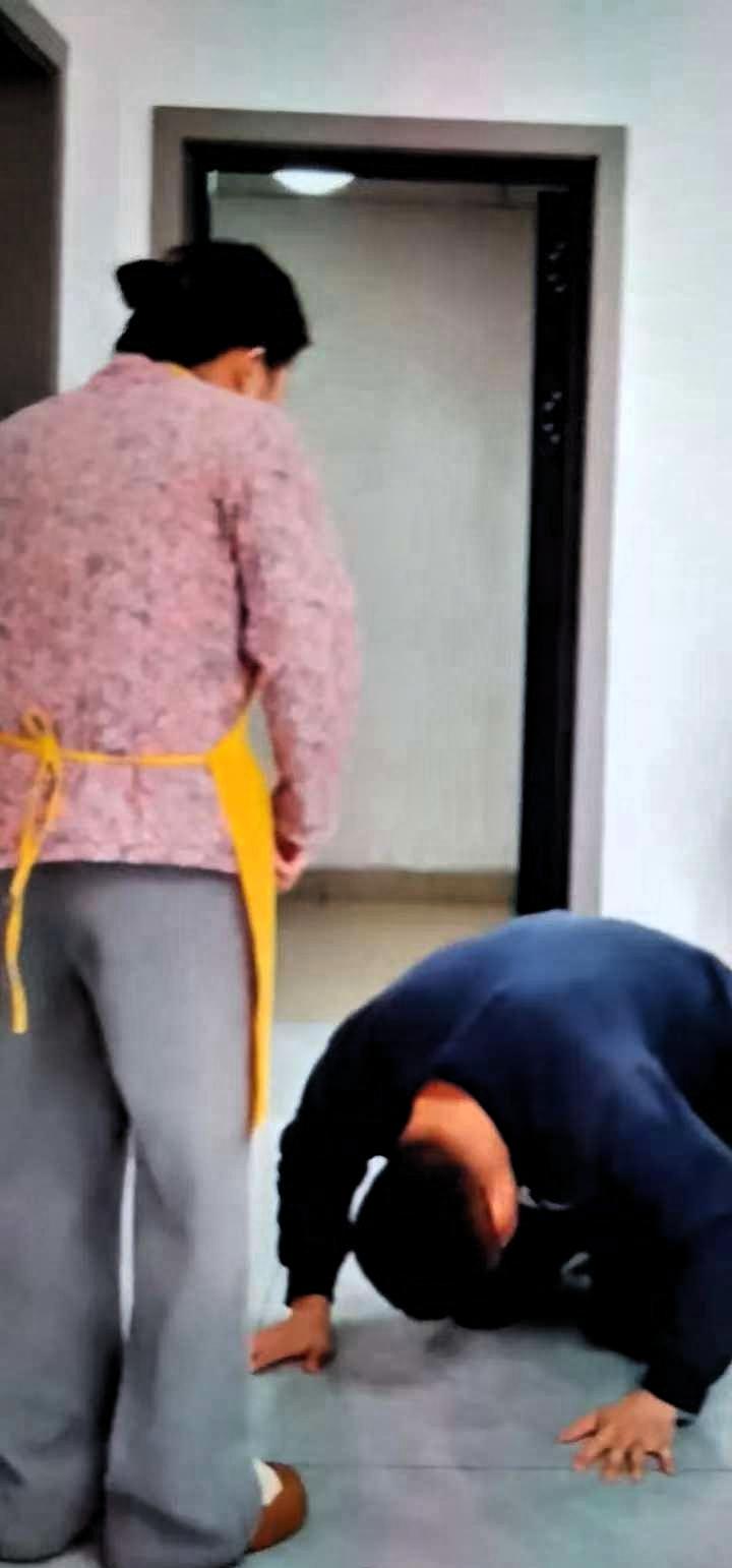 心酸！儿子因房子和母亲断情，母亲伤心的大哭。大儿子辛苦挣钱盖的房子，自己还没