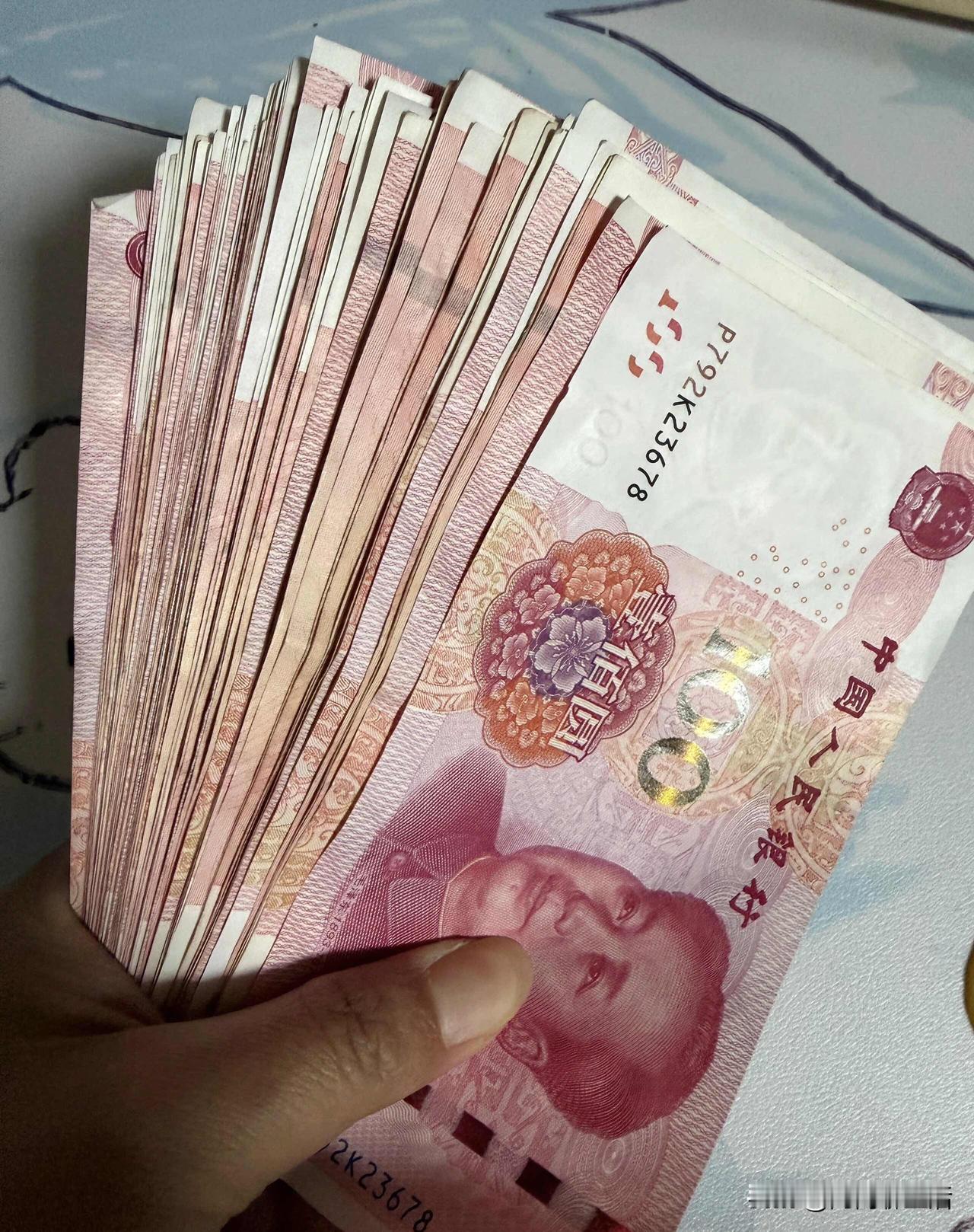 大伯退出了家庭群。事情得从半年前说起。大伯在县城开了十几年的建材店，去年被人