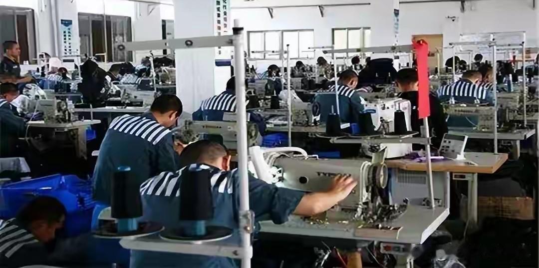 昨天，遇到10多年前的老同事，他刚从里面出来，见面就跟我借钱。我手头也没多少钱，