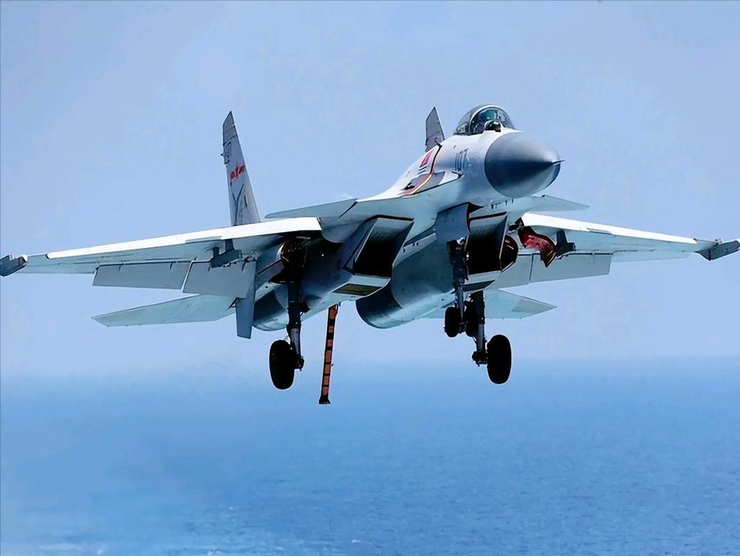 好家伙，歼-15坠毁了300架？印媒简直是造谣不打草稿！光辉战斗机在迪拜航展