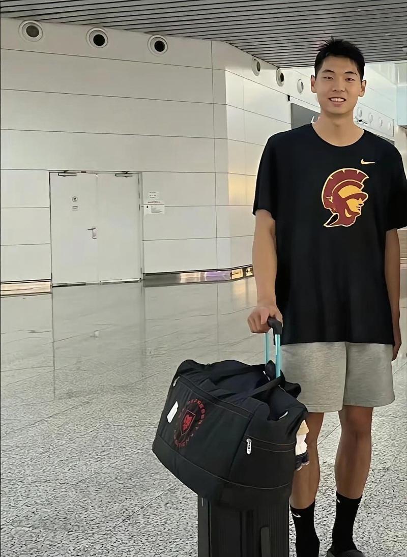 宏远两小将最新动态，崔永熙回国！昨天，崔永熙已经现身美国机场，准备