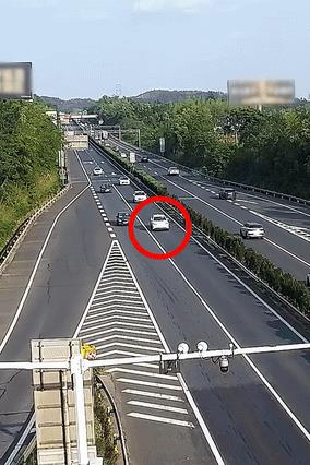 “罚的太轻了！”轿车在高速上突然停车，后方白车为了避让，眼看就要撞上黑车！不料，