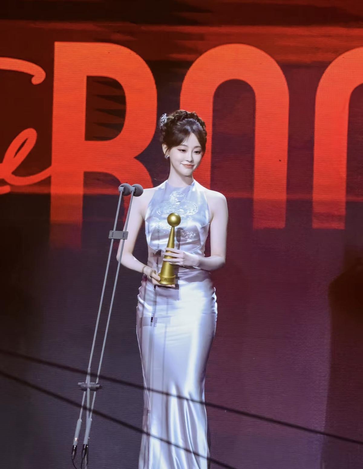 祝绪丹东方美人的温婉大气，站在台上自带柔光，像首温柔的小诗，越看越入心[比心]她