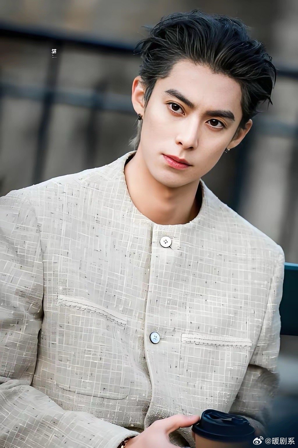 今天我们来聊聊王鹤棣这个人，很多人说他大小眼，又说他嘴巴歪等等，但我觉得这些都只