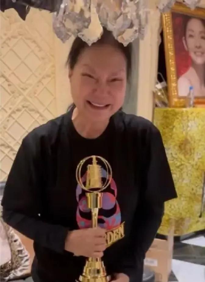 小S缺席王伟忠太太生日宴，全网都在猜她是不是出事了。她没去，可当天她带女儿