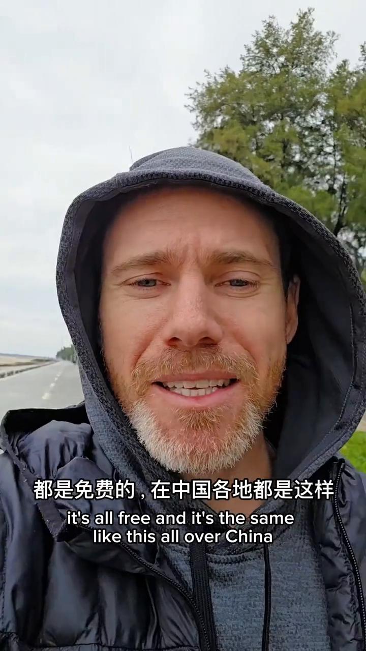 我现在在广西的海滩上，我们的房车就停在海滩对面的街道上，它是免费的，完全免费。有