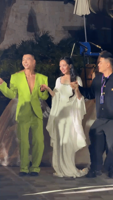 好久没看到郭碧婷笑得那么开心了，这是怎么了？彻底放飞了吗？开心归开心，豪门儿媳这