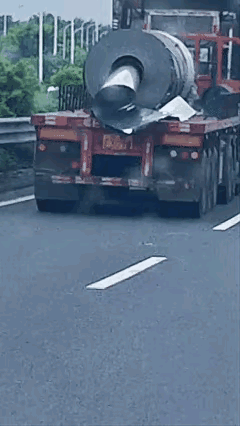 美国乡村修路，看起来真是省事儿，也不做基础，直接往路上拌水泥，简单的处理处理，就