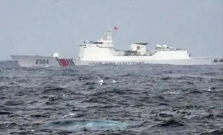 台“巡护9号”海巡船自欺自人的叫嚣，中国海警船霸气回应，在岛内炸锅，民进党当局又